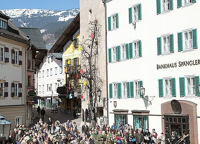 Palmsonntag - Palmweihe am Stadtplatz in Zell am See