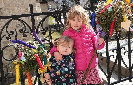 Flora und Jana mit Ihren geweihten Palmbuschen